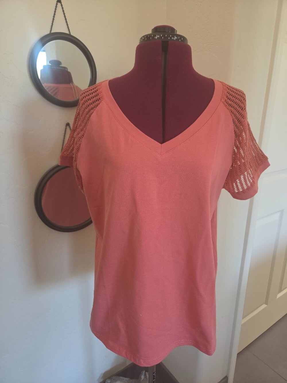 Flamingals Contrast Mesh V-neck Short Sleeve T-shirt